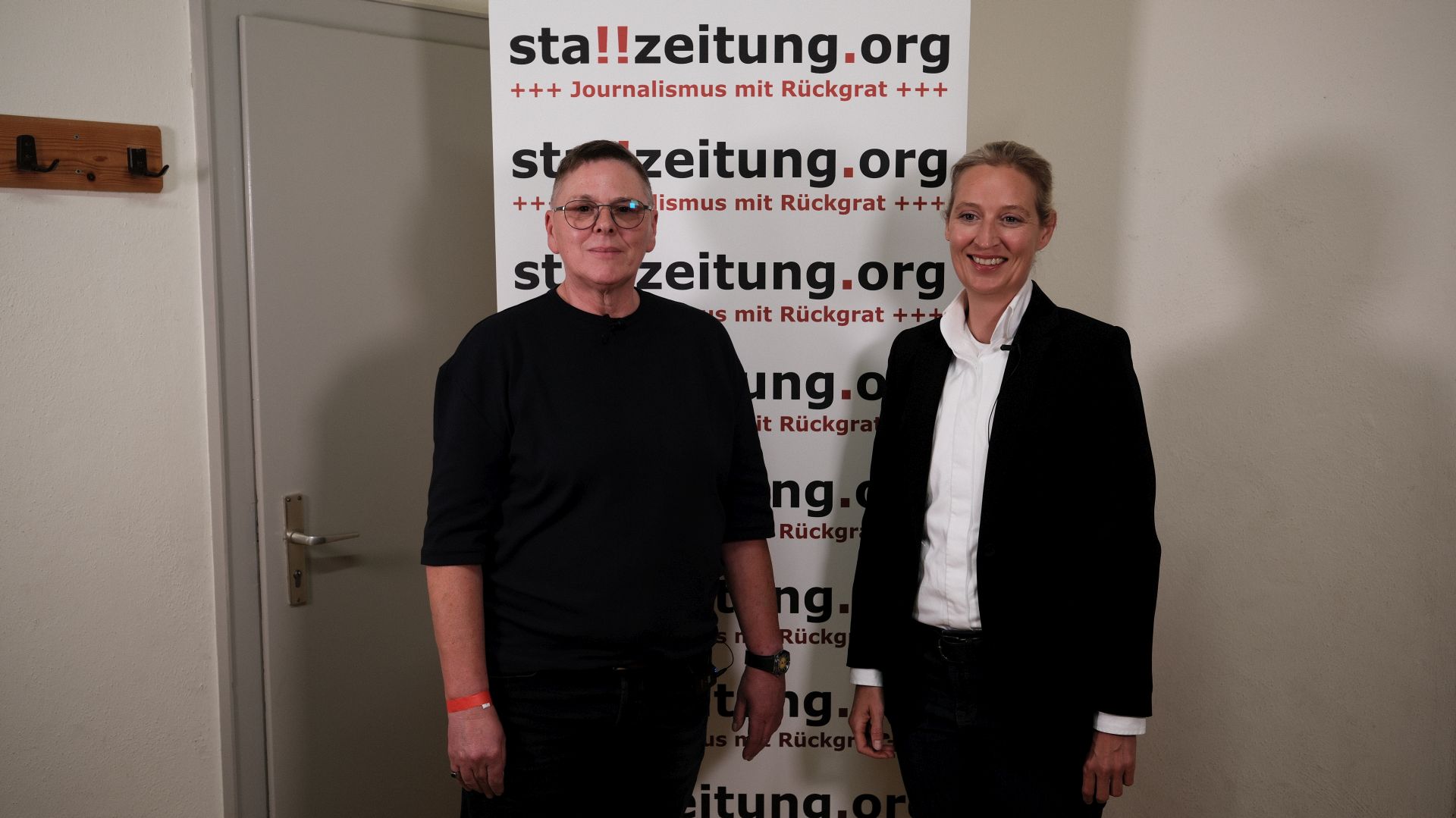 Alice Weidel (AfD) im Gespräch mit Stef Manzini von stattzeitung.org.  Ein normales Interview in absurden Zeiten.