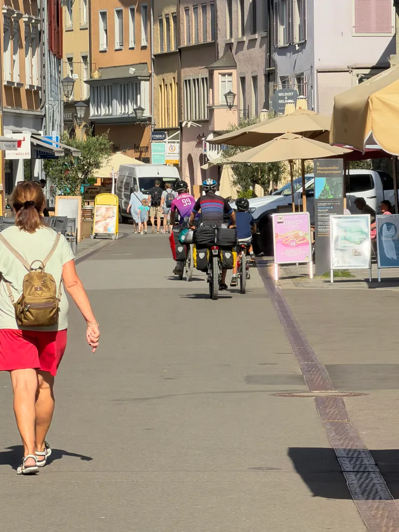 Radler „rüpeln“ auch weiterhin in Überlingen. Stadt sieht keinen Handlungsbedarf.
